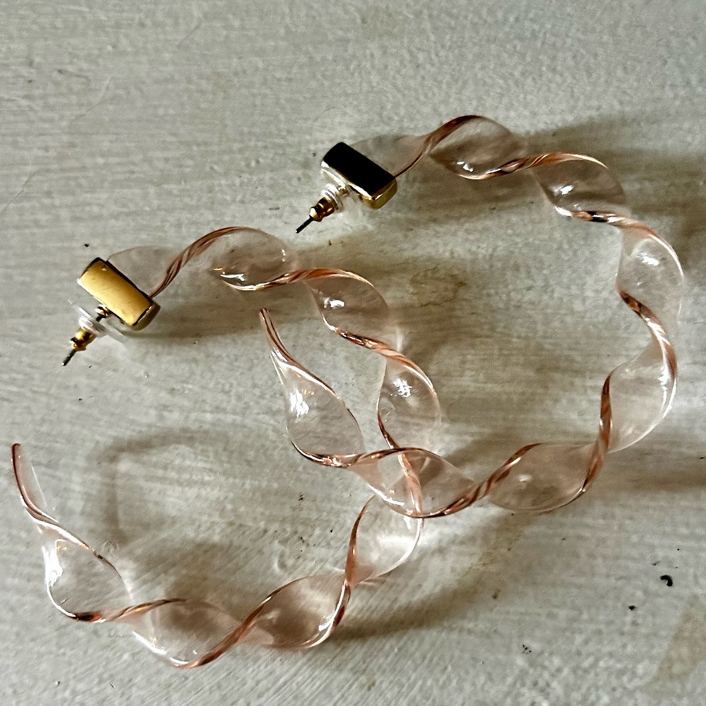 Clear /pink lucite acrylic hoop earrings. Good condition.